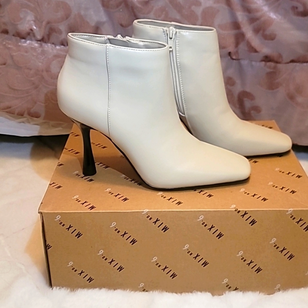 Mix NO. 6 NWT Booties size 6